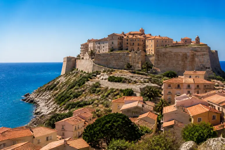 Vue panoramique de la citadelle de Calvi dominant la mer, symbole du charme de Calvi.