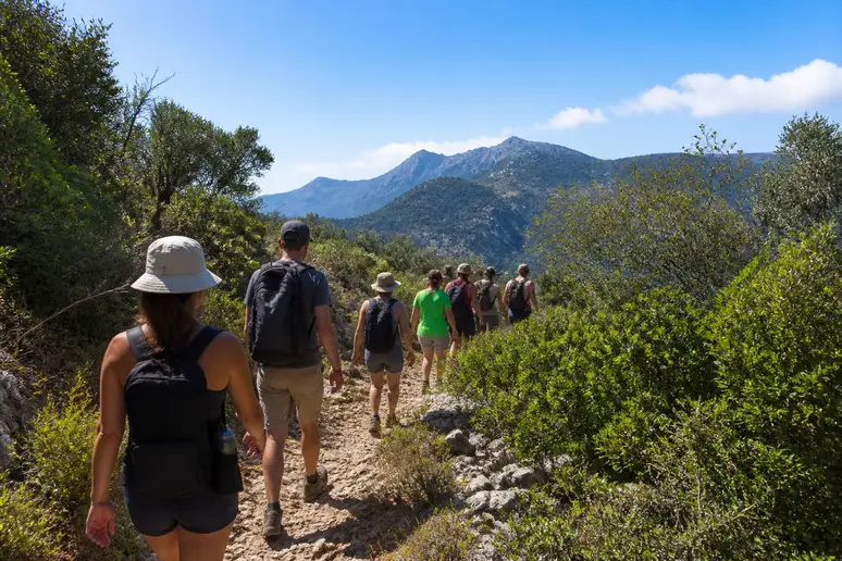 Touristes pratiquant le tourisme durable sur un sentier de randonnée pittoresque à Chania Crete.