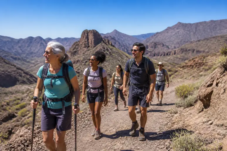 Randonneurs profitant des paysages variés de grande canarie, l'aventure à ciel ouvert