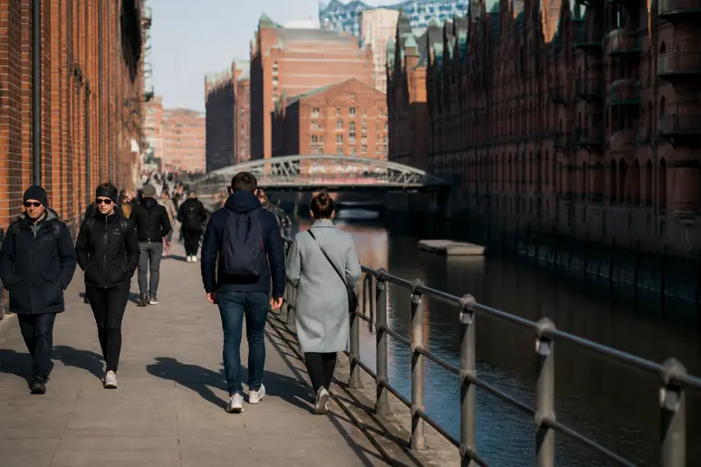 Promenade pittoresque le long des canaux de la Speicherstadt à Hambourg.