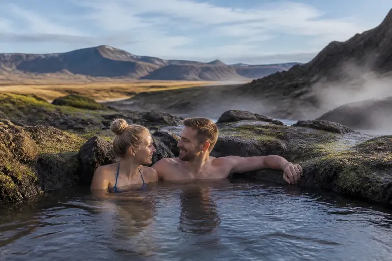 Un couple islandais se détend dans une source d'eau chaude naturelle isolée, islande cercle d'or.