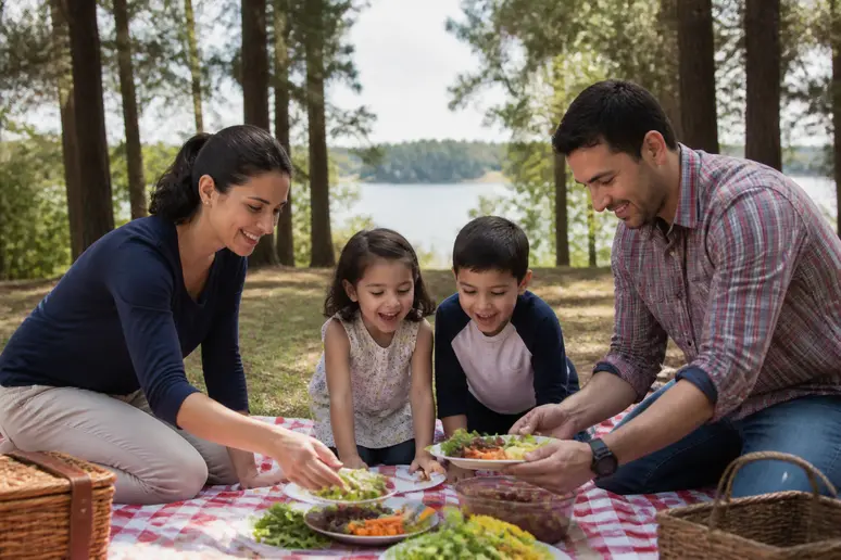 Famille pique-niquant paisiblement au bord du lac de Peyrolles
