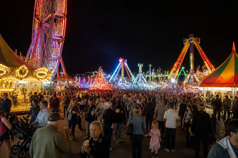 Vue d'ensemble animée du luna park cap d'agde illuminé la nuit