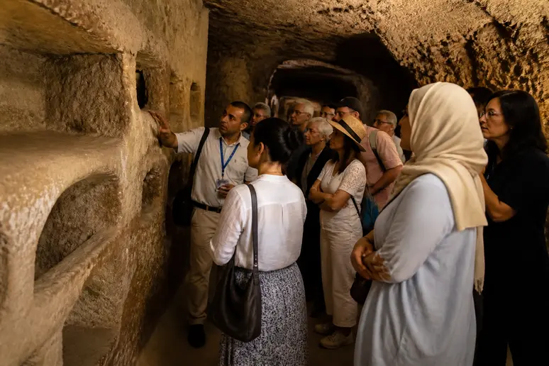 Visiteurs explorant les Catacombes de Saint-Paul près de Mdina Malte, site historique fascinant.