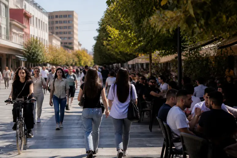 Boulevard animé à Pristina, le cœur de la vie locale et des terrasses de café.