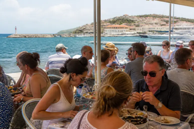 Vue sur des restaurants de poisson à Sète, les mieux notés, avec des convives appréciant les spécialités locales.