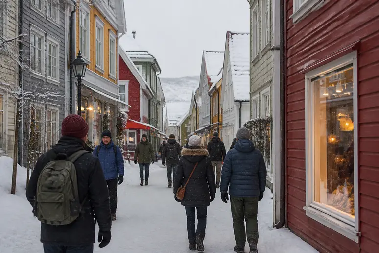 Rue animée avec maisons colorées à Tromsø Norvège, touristes explorant.
