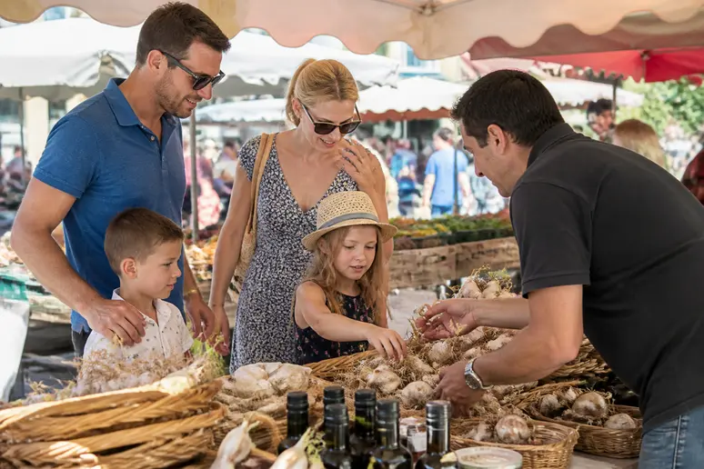 Marché local animé de vic la gardiole, produits du terroir sous le soleil du sud.