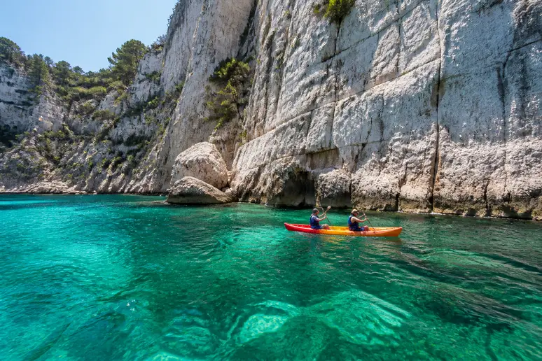 Kayakeurs naviguant le long des falaises de la calanque d'En-Vau depuis la mer