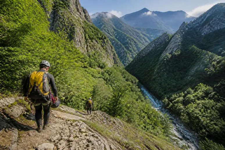 Paysage rocheux et sentier escarpé dans le secteur de Courmes