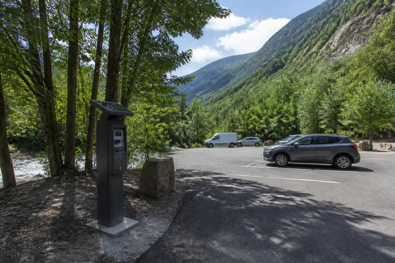 Borne de paiement du parking officiel situé près de la cascade de la Vis