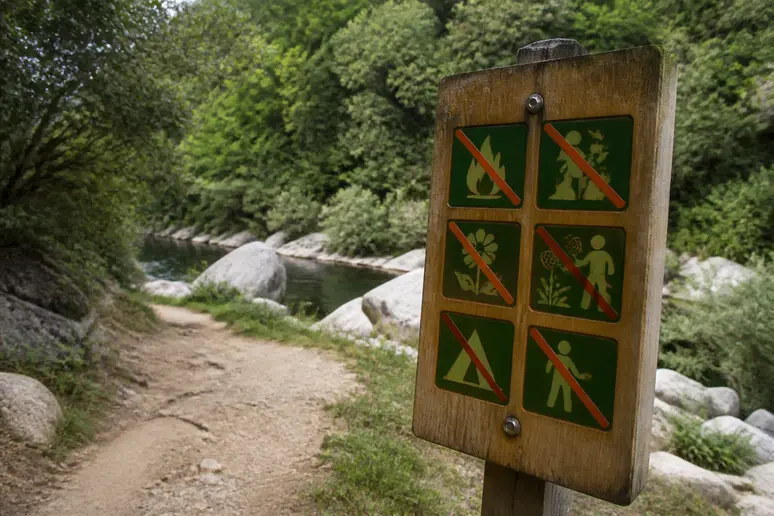Panneau d'information rappelant les interdictions et règles de protection à la cascade de la Vis