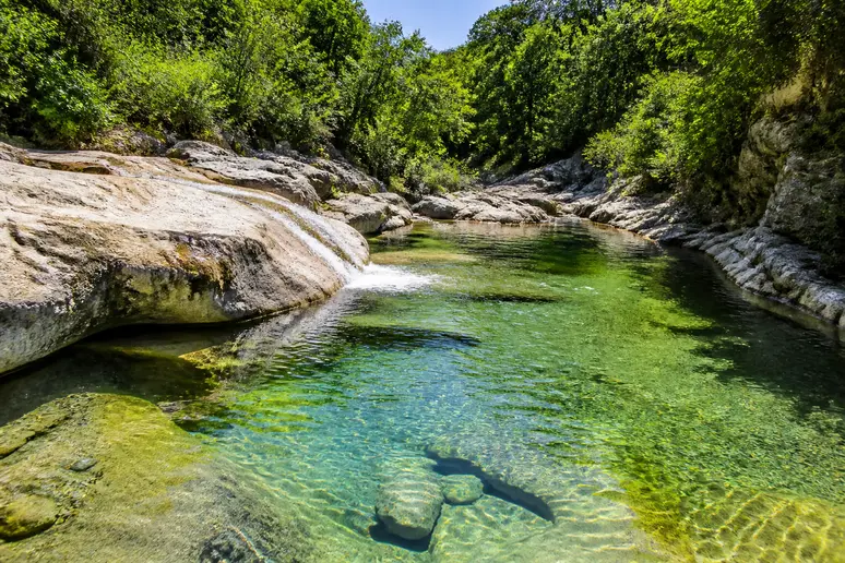 Bassin d'eau claire en aval de la cascade de sillans propice à la baignade autorisée