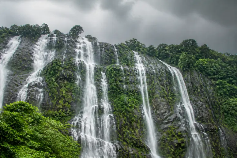 Chutes d'eau puissantes s'écoulant sur la paroi rocheuse de la cascade Grand Galet en saison des pluies