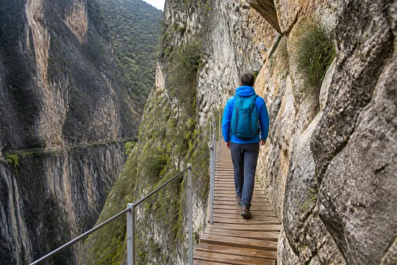 Sentier de randonnée suspendu le long d'une paroi rocheuse escarpée en Haute-Soule