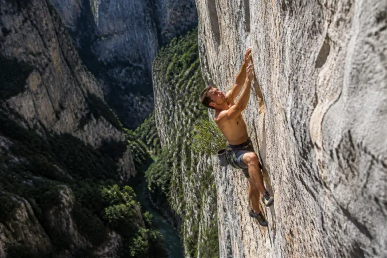 Grimpeur en action sur une voie d'escalade des falaises des gorges de la jonte