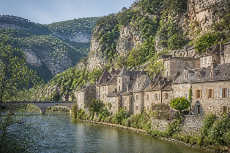 Ruelle pavée et maisons anciennes en pierre dans le village médiéval des gorges du tarn