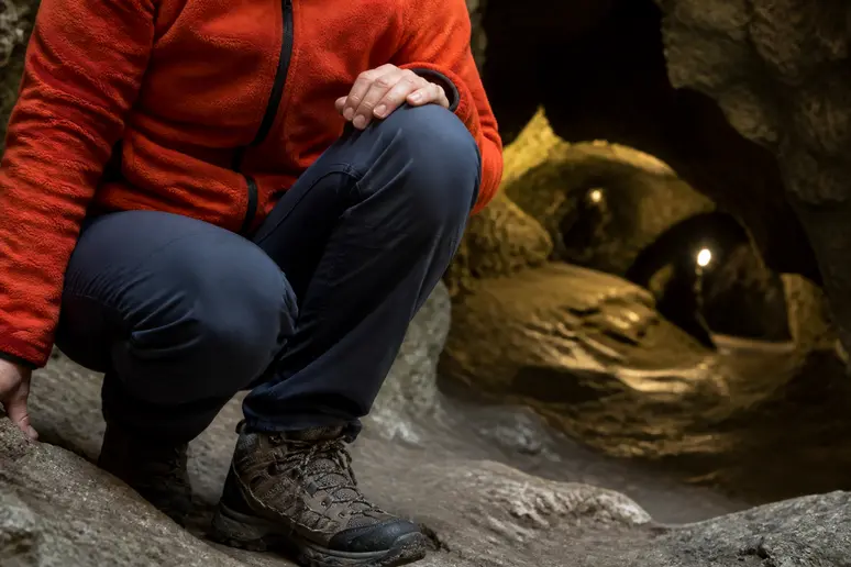 Touriste portant une veste chaude adaptée aux treize degrés du gouffre de padirac