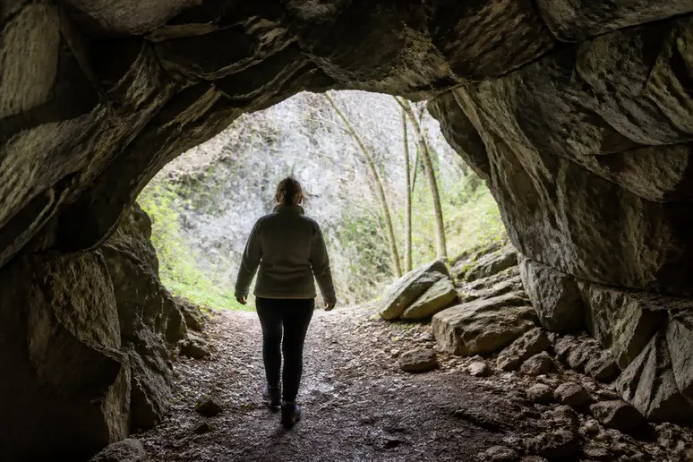 Visiteur équipé d'une polaire chaude pour affronter la fraîcheur de la grotte du Mas-d'Azil
