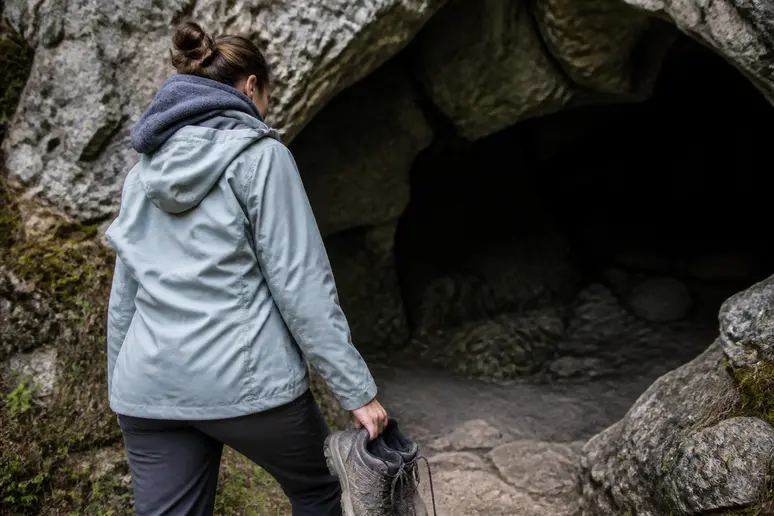 Visiteur en veste polaire se préparant pour explorer les profondeurs des grottes de choranche