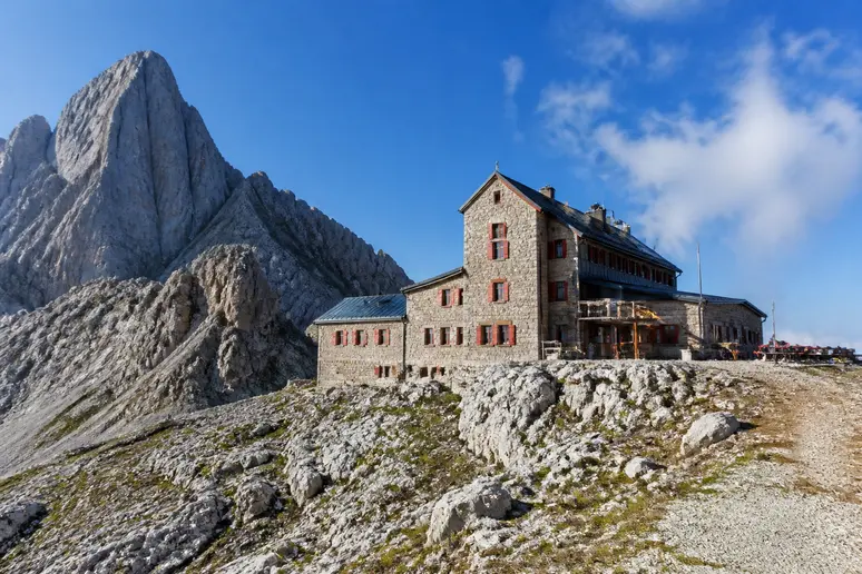 Bâtiment en pierre du refuge d'altitude dominant le paysage rocheux lors de la randonnée vers le lac blanc chamonix