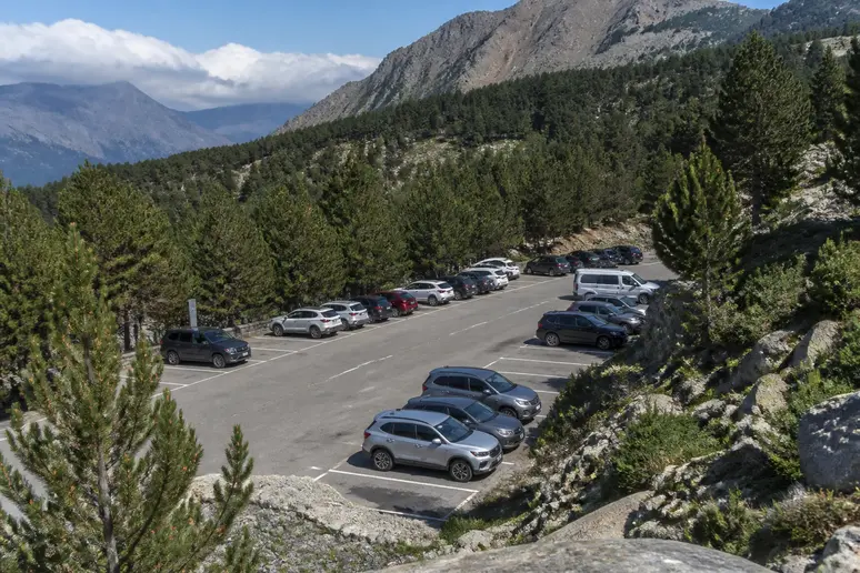 Véhicules stationnés sur le parking du Puntas près du départ des sentiers de randonnée.
