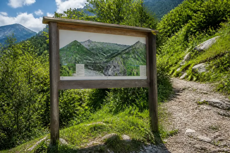 Panneau d'information du parc national rappelant la réglementation sur les chiens et le bivouac.