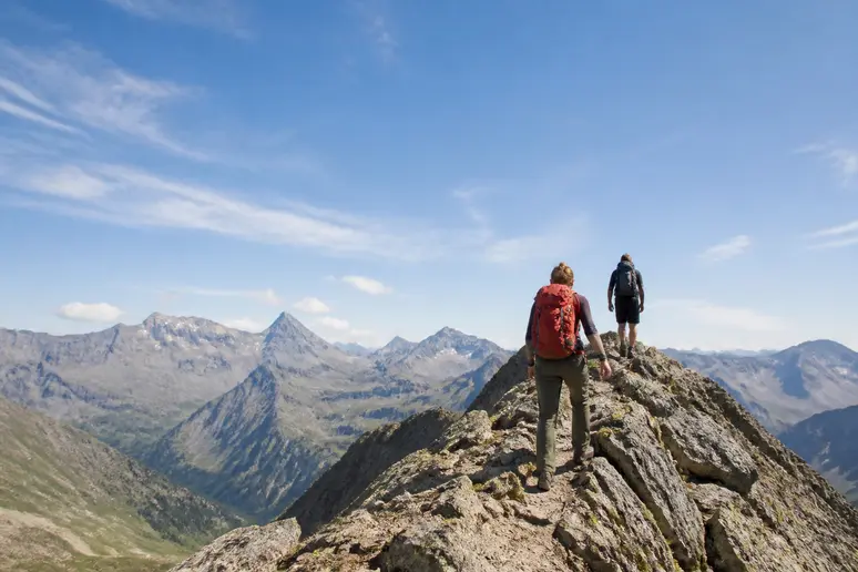 Marcheurs progressant sur les crêtes rocheuses le long du sentier menant au lac de nino