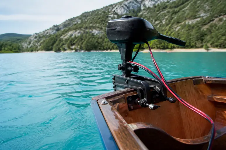 Moteur électrique fixé sur une embarcation naviguant sur les eaux turquoise du lac de Sainte-Croix