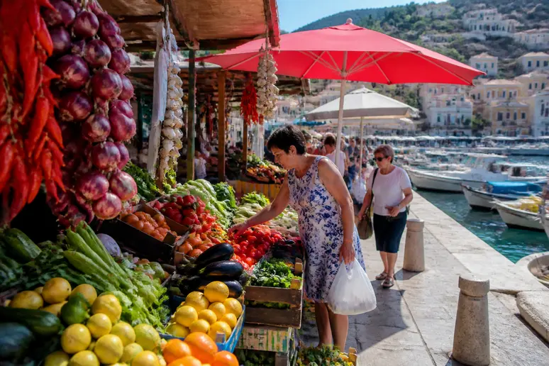 Nombreux étals colorés de fruits et légumes sur le port lors du marché de Sanary.