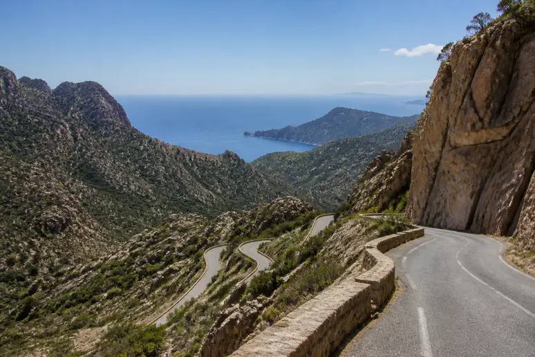 Route départementale sinueuse menant vers la plage d'Arone en Corse
