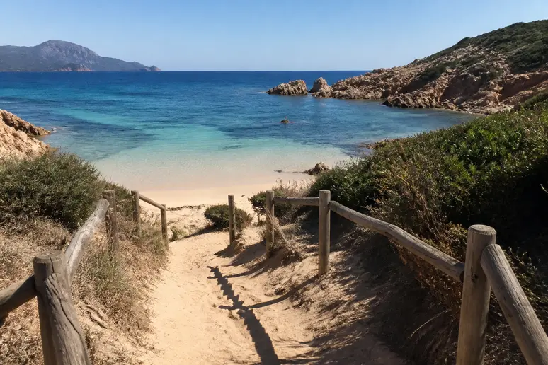 Sentier piétonnier menant à la plage de Bodri à travers le maquis corse