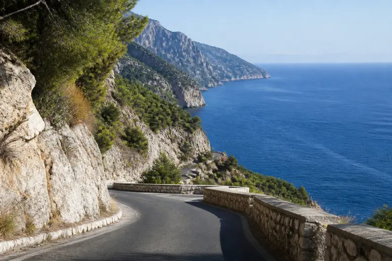 Route étroite et sinueuse menant à la crique de la plage de Ficajola