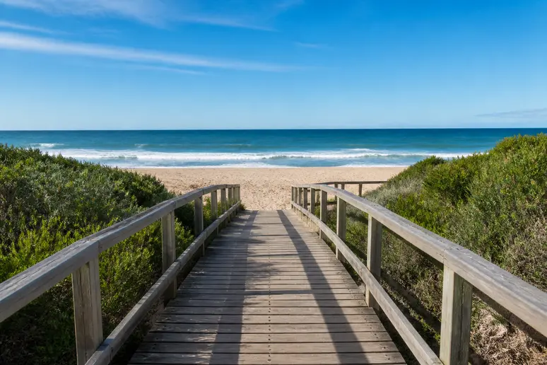 Cheminement en bois facilitant l'accès à la plage de l'Almanarre pour les personnes à mobilité réduite