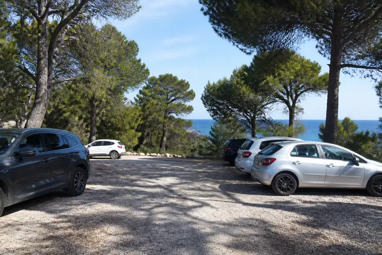 Aire de stationnement ombragée et aménagée à proximité immédiate de la plage de Pampelonne.