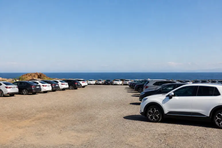 Grand parking sablonneux et aménagé près du cordon littoral de la plage de piemanson.