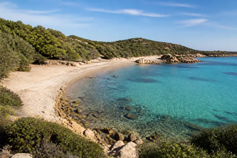 Vue de la plage de l'Avena avec son sable grossier et son maquis corse préservé