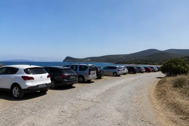 Véhicules stationnés sur le parking gratuit situé au bord de la plage de Verghia