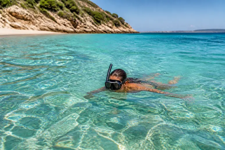 Baigneur avec masque et tuba explorant les eaux calmes de la plage Notre-Dame à Porquerolles