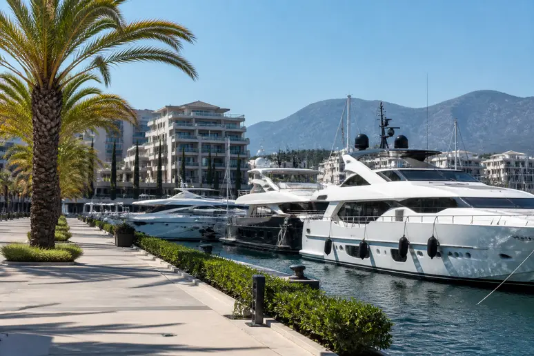 Marina moderne de Porto Montenegro avec des yachts amarrés le long des quais à Tivat