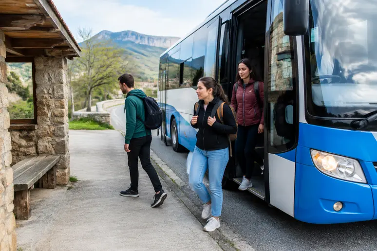 Voyageur descendant d'un autocar régional pour une escapade sans voiture à Besalú