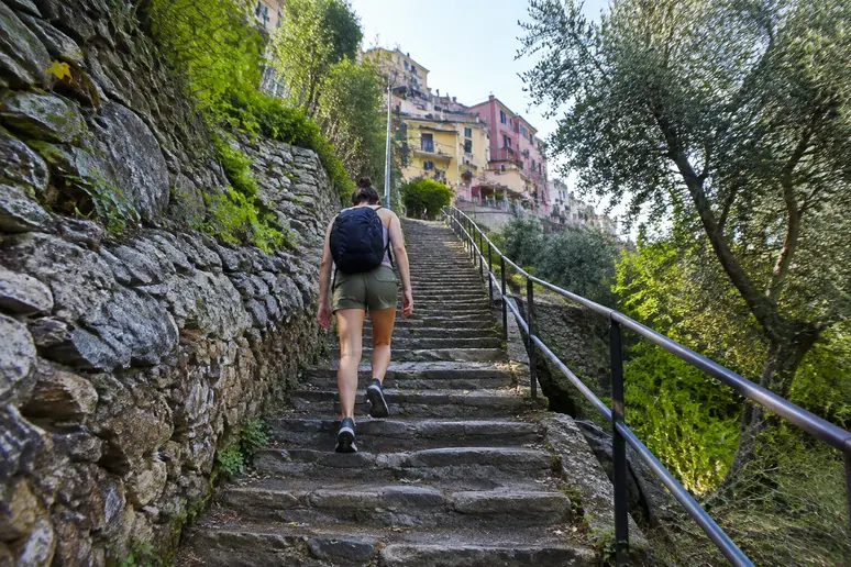 Voyageur montant l'escalier de la Lardarina pour rejoindre le village de Corniglia depuis la gare