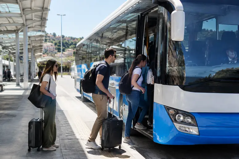Voyageur montant à bord du bus 11P pour rejoindre portovenere depuis la gare