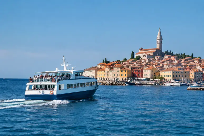 Bateau de ligne naviguant sur la mer vers les côtes de portovenere